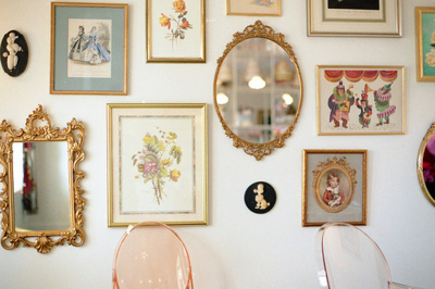 romantic decor-frames-interior-design-wall