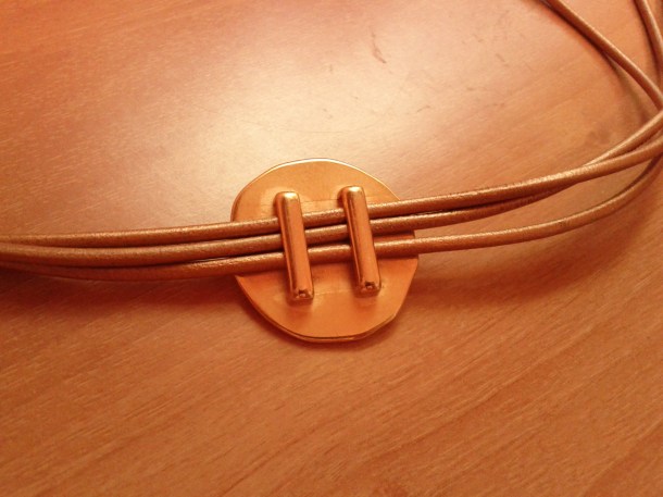 μεταλλικό κεντρικό στοιχείο