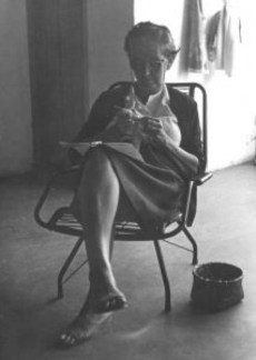 grandma-crocheting_2262101