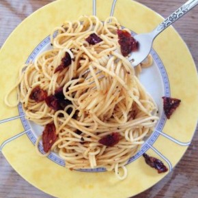 Γρήγορη Συνταγή: Πικάντικα ζυμαρικά με λιαστή ντομάτα/Quick Recipe: Spicy pasta with sun-dried&nbsp;tomato