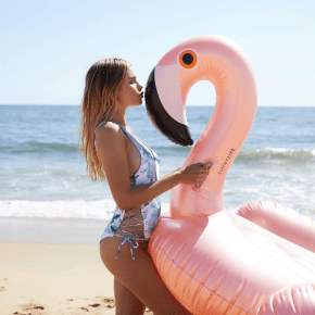 Flamingo trend: Τι πραγματικά αναζητάμε στη μόδα των φουσκωτών ροζ&nbsp;φλαμίνγκο;