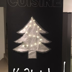 DIY: Το πιο εύκολο Χριστουγεννιάτικο δέντρο για να στολίσετε τον τοίχο&nbsp;σας!