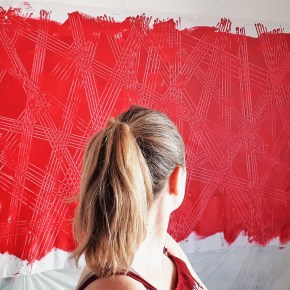 Η εικαστικός Paraskevi μας παρασύρει στον κόσμο των&nbsp;γραμμών!